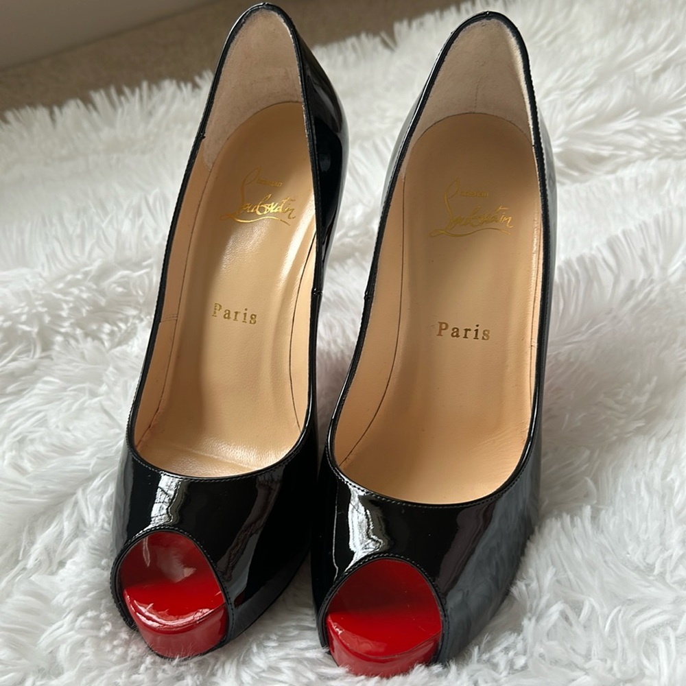 Barely worn. I took the protector off bottom and it took some paint off. Size 37